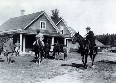 The Prince of Wales at Bar U Ranch, 1919, LAC PA-040742 / Le prince de Galles au Ranch Bar-U, 1919, BAC PA-040742